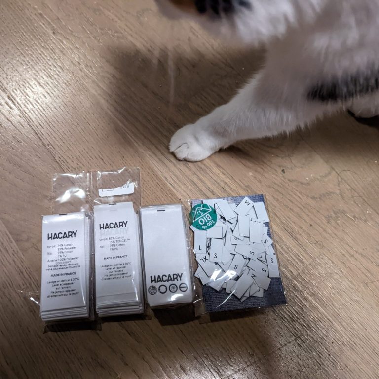 les étiquettes vêtement encore emballées telles que reçu, mon chat vient les inspecter en haut de l'image